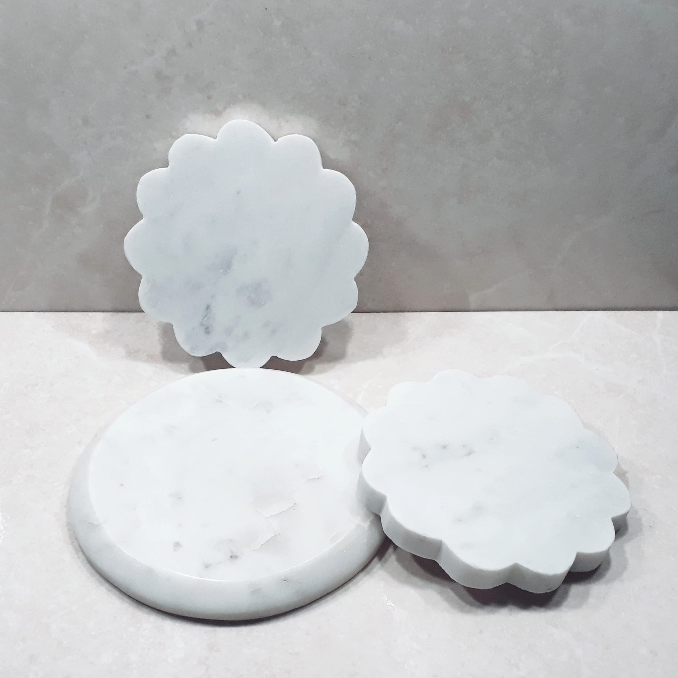 KRAFT CLOUDS Marble Trivet (Mini Platter) & Coasters | Jewellery Tray (1Pc. of 12 cm) & Office Tea Coasters (2Pcs. of 10 cm) | Handmade of White Stone | Set of 3 Pcs.