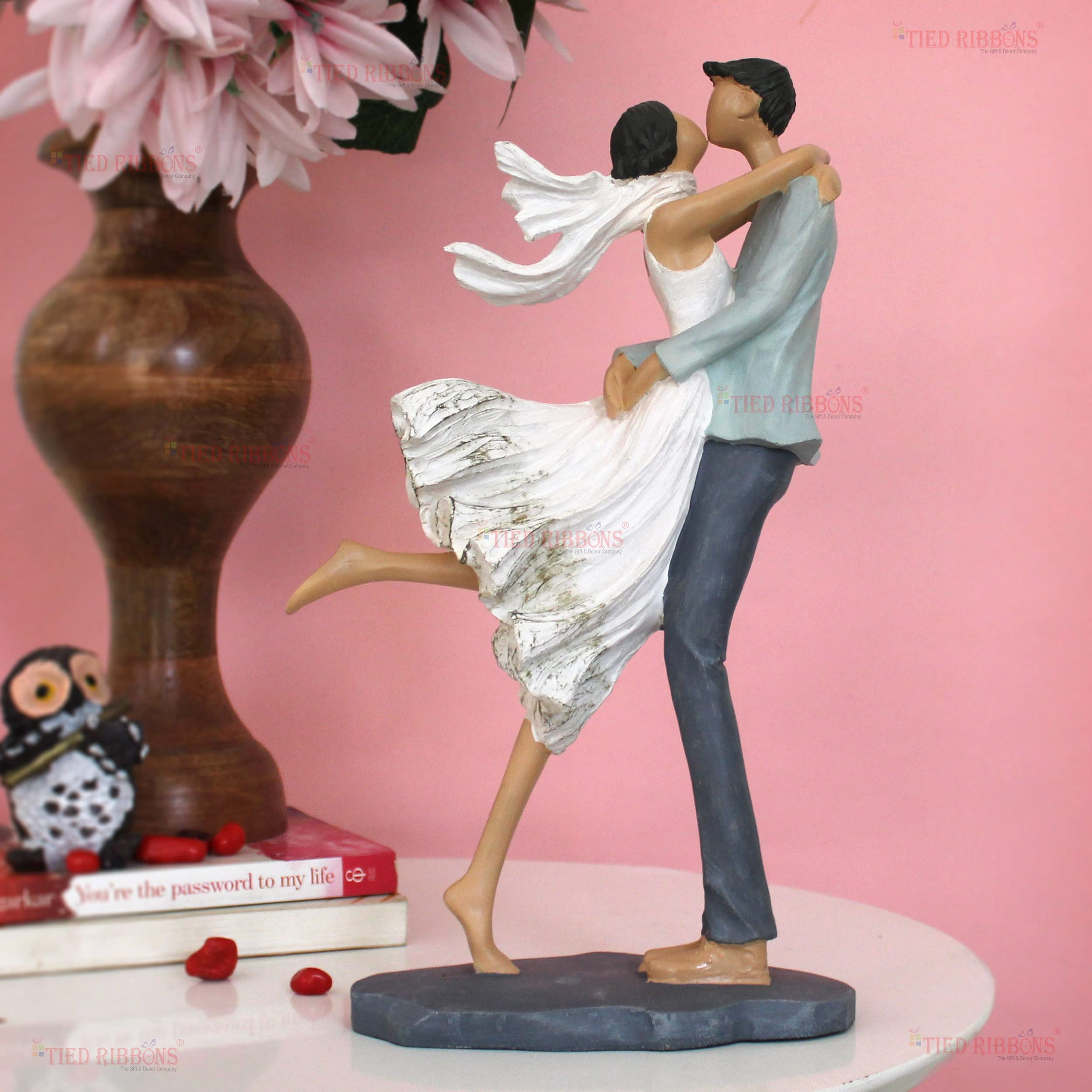 TIED RIBBONS Romantic Love Kissing Couple Statue Showpiece Decorative Items for Home Room Decor Bedroom Table Decoration (33 cm x 17.7 cm) Gift for Girlfriend Boyfriend Husband Wife